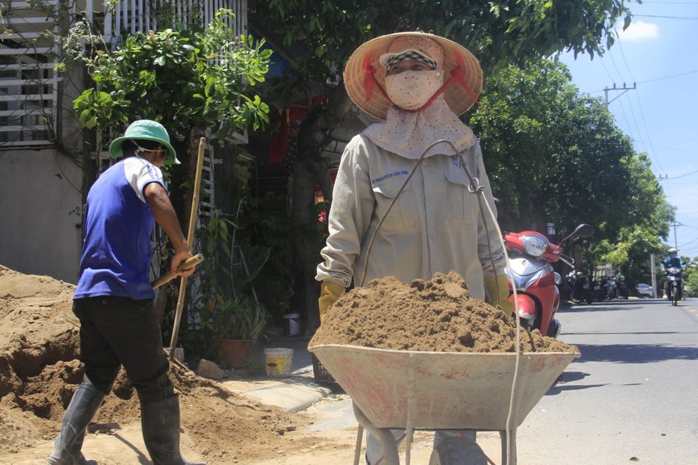 Người lao động chật vật mưu sinh dưới cái nắng như đổ lửa - 5 Người lao động chật vật mưu sinh dưới cái nắng như đổ lửa - 5