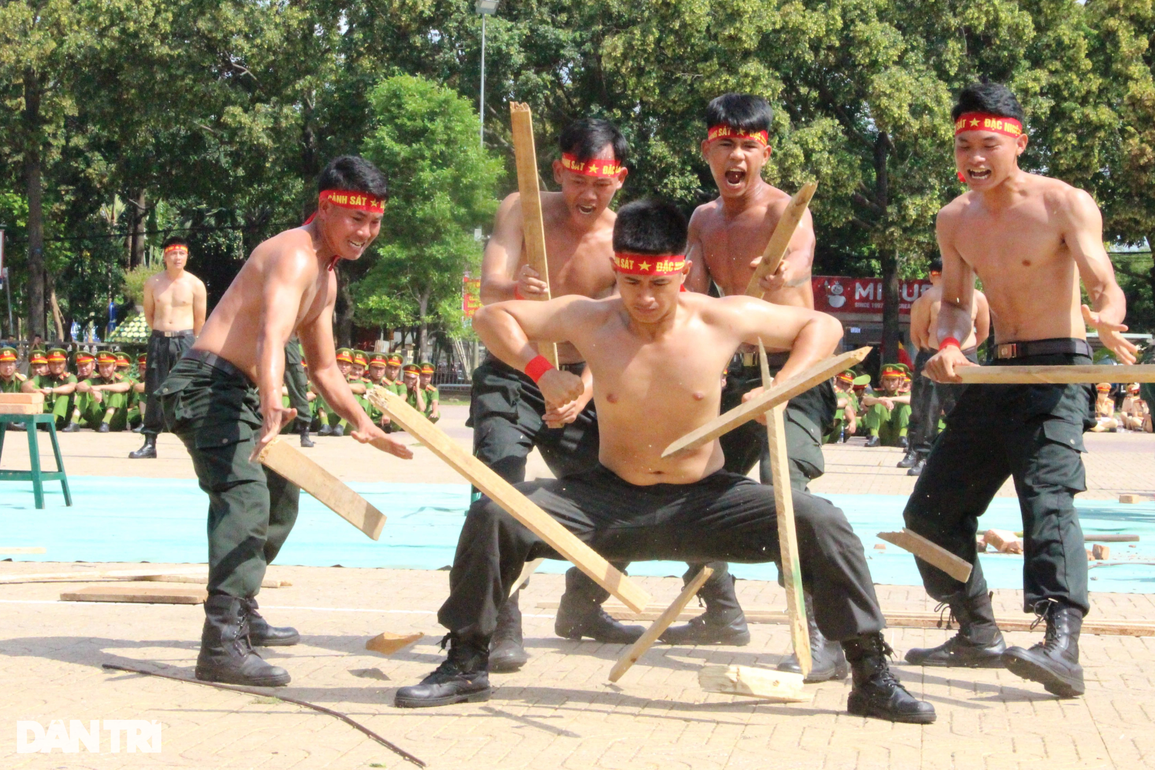 Chiến sĩ công an dùng mắt, yết hầu uốn cong thanh sắt - 3 Chiến sĩ công an dùng mắt, yết hầu uốn cong thanh sắt - 3