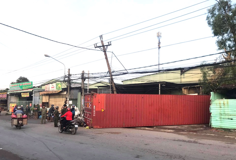 Xe container “đại náo” đường phố, 1 người bị thùng xe rơi xuống đè chết - 2 Xe container “đại náo” đường phố, 1 người bị thùng xe rơi xuống đè chết - 2