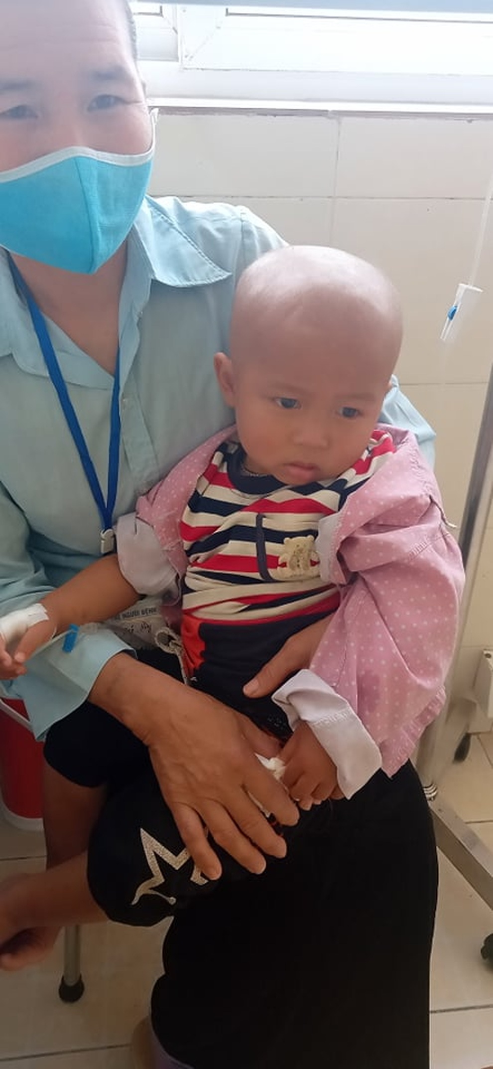 Hình ảnh bé bị ung thư lon ton trong bộ đồ bảo hộ gây xúc động dân mạng - 4 Hình ảnh bé bị ung thư lon ton trong bộ đồ bảo hộ gây xúc động dân mạng - 4