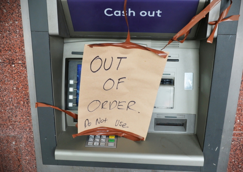 Nông dân Mỹ tát ao, tìm thấy nguyên... một cây ATM - 1 Nông dân Mỹ tát ao, tìm thấy nguyên... một cây ATM - 1