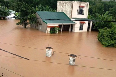 Nước dâng cao ngang thân nhà, gần 300 hộ dân bị cô lập