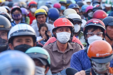 Nhiều tuyến đường ở TPHCM kẹt cứng do người dân nghỉ Tết Tây sớm