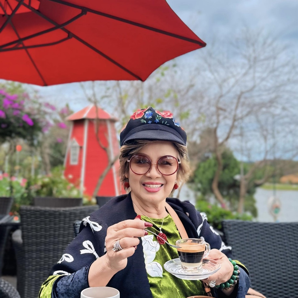 Bằng Kiều và vợ tổ chức mừng thọ mẹ 85 tuổi - 2 Bằng Kiều và vợ tổ chức mừng thọ mẹ 85 tuổi - 2