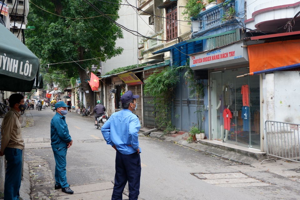 Người dân Hồng Mai dùng “chiêu độc” phòng Covid-19 sau lệnh cách ly - 7 Người dân Hồng Mai dùng “chiêu độc” phòng Covid-19 sau lệnh cách ly - 7