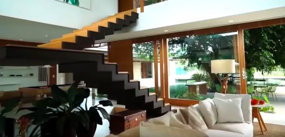 Neymar trổ tài đánh đàn, thư giãn giữa dinh cơ đồ sộ của mình - 2 Neymar trổ tài đánh đàn, thư giãn giữa dinh cơ đồ sộ của mình - 2