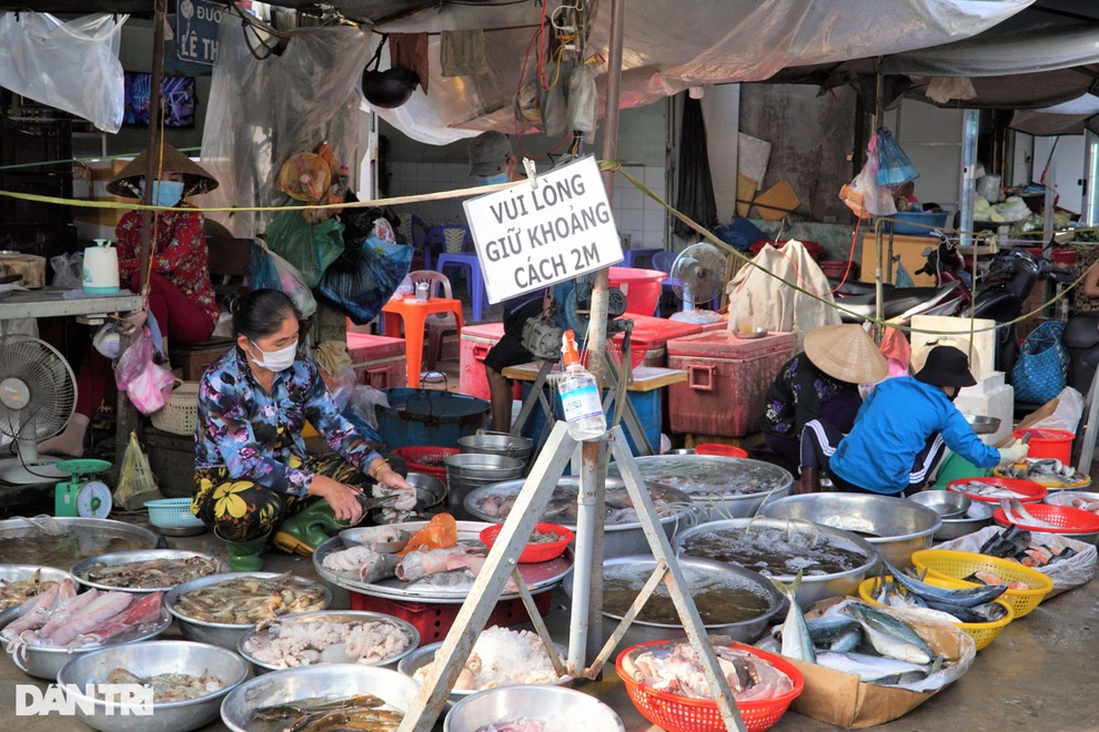 Chợ hoạt động trở lại, tiểu thương vừa mừng, vừa lo  - 2