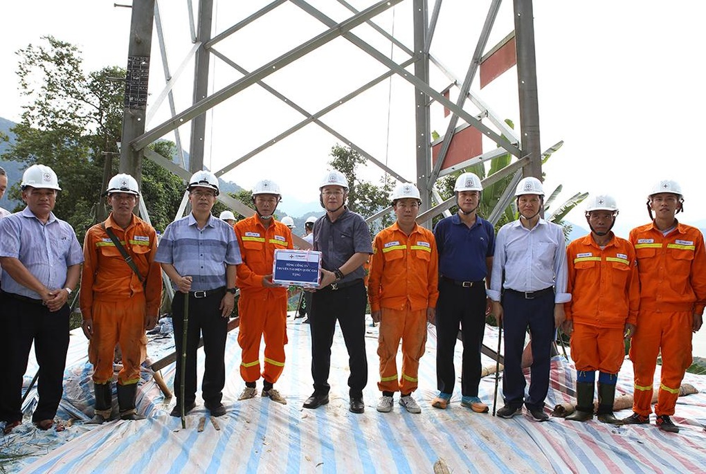 Tổng giám đốc EVNNPT kiểm tra vận hành tại Truyền tải điện Tây Bắc 2 - 7 Tổng giám đốc EVNNPT kiểm tra vận hành tại Truyền tải điện Tây Bắc 2 - 7
