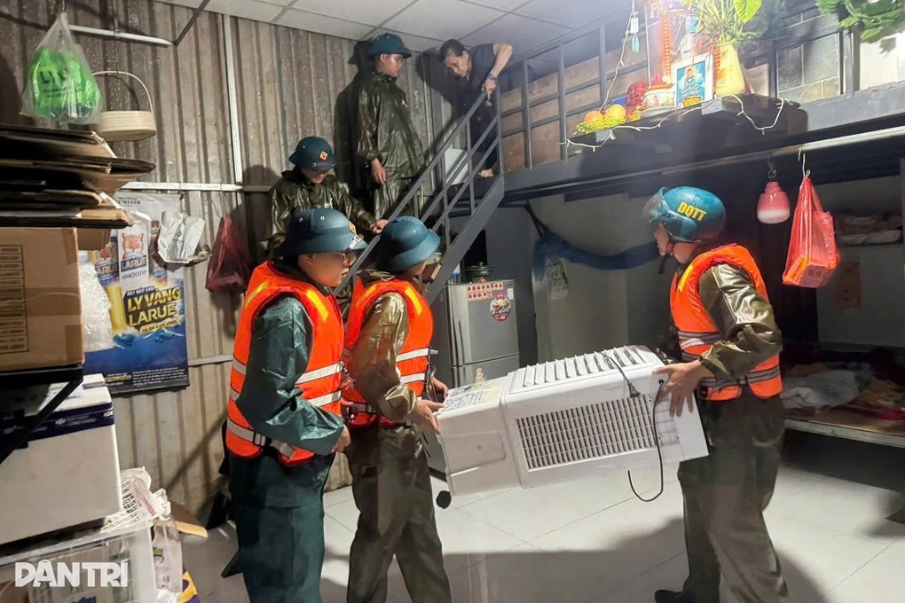 Hơn 200 người vá đê, hàng nghìn bộ đội sẵn sàng giúp dân chống bão Bualoi - 3