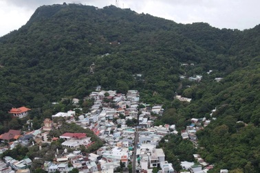 Cận cảnh khu vực nguy cơ sạt lở khiến 19 hộ dân Vũng Tàu di dời trong đêm