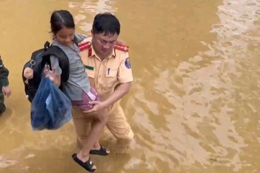 Lũ sông Cầu vượt đỉnh lịch sử, CSGT Hà Nội hỗ trợ di tản dân vùng hạ lưu