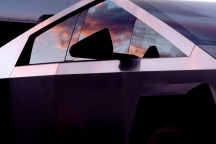 Tesla bị kiện vì tay nắm cửa khiến nạn nhân “chết oan” trong chiếc xe cháy