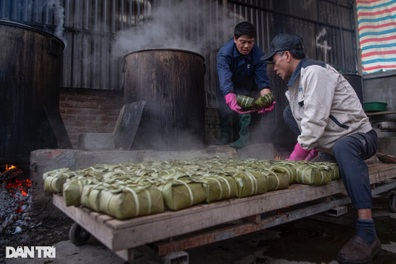 Làng làm bánh chưng "dâng vua": Có hộ gia đình luộc 5.000 bánh mỗi ngày