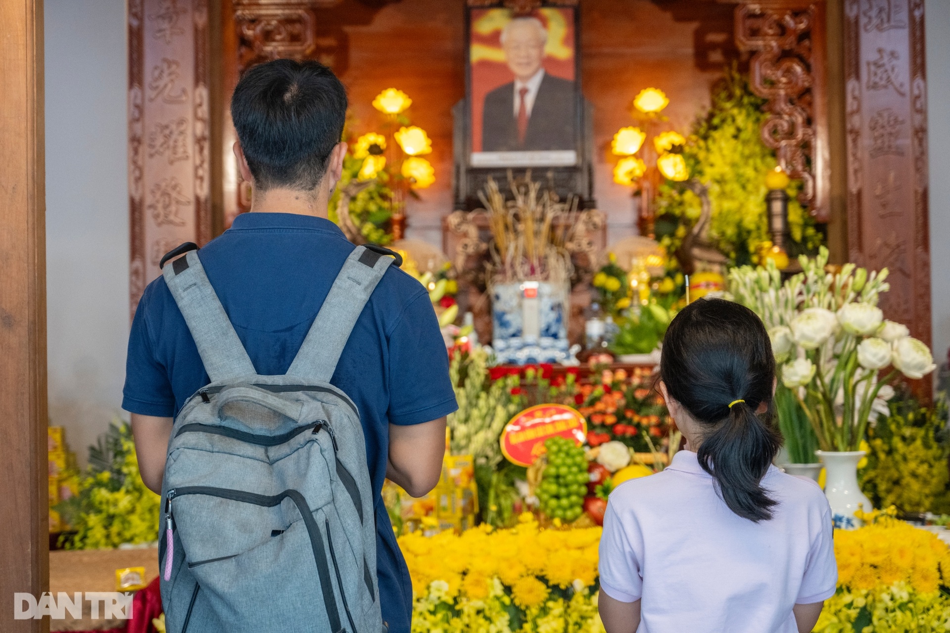 Đông đảo người dân tưởng nhớ 1 năm ngày mất cố Tổng Bí thư Nguyễn Phú Trọng - 9 Đông đảo người dân tưởng nhớ 1 năm ngày mất cố Tổng Bí thư Nguyễn Phú Trọng - 9