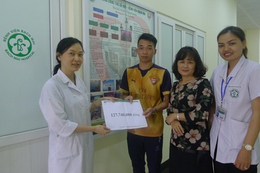 Trao hơn 127 triệu đồng đến người phụ nữ dân tộc Nùng bị tim