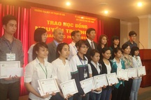 Trao 10 suất học bổng Nguyễn Trường Tộ đến sinh viên Đại học Sư phạm Hà Nội