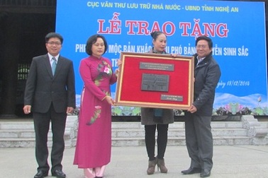 Đón nhận mộc bản khắc về cụ Phó bảng Nguyễn Sinh Sắc
