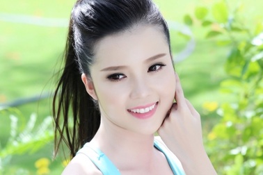 Hoa khôi Huỳnh Thúy Vi khỏe khoắn tập yoga