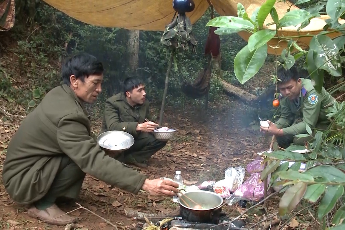 10 năm ăn núi ngủ lều, lương 5 triệu, nhân viên bảo vệ rừng trụ không nổi - 4 10 năm ăn núi ngủ lều, lương 5 triệu, nhân viên bảo vệ rừng trụ không nổi - 4