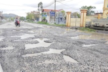 Ninh Bình: Đường vào xã nông thôn mới nát như… tương!