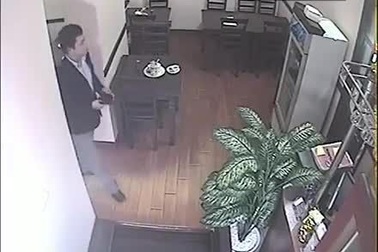 Thanh niên bảnh bao trộm điện thoại nhanh như cắt