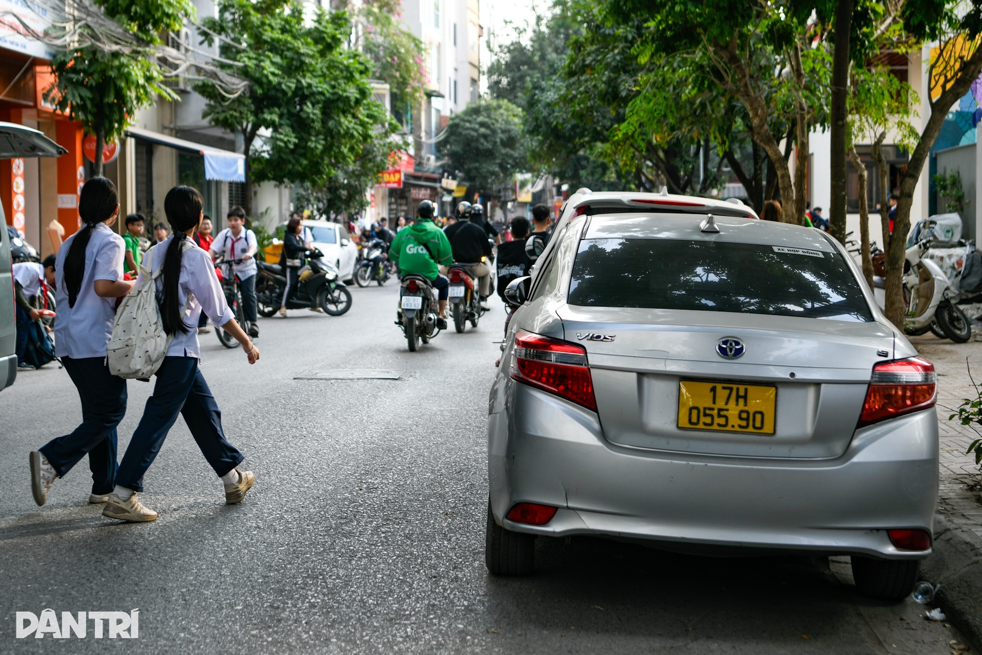 Hà Nội: Vỉa hè trường học biến thành bãi đỗ xe, đẩy học sinh xuống đường - 10