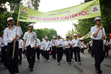 Hơn 2.000 người đi bộ “Vì sự nghiệp Khuyến học”