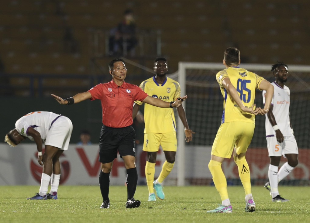 Tiến Linh lập cú đúp cho Bình Dương, Khánh Hòa vẫn đứng cuối bảng V-League - 4 Tiến Linh lập cú đúp cho Bình Dương, Khánh Hòa vẫn đứng cuối bảng V-League - 4