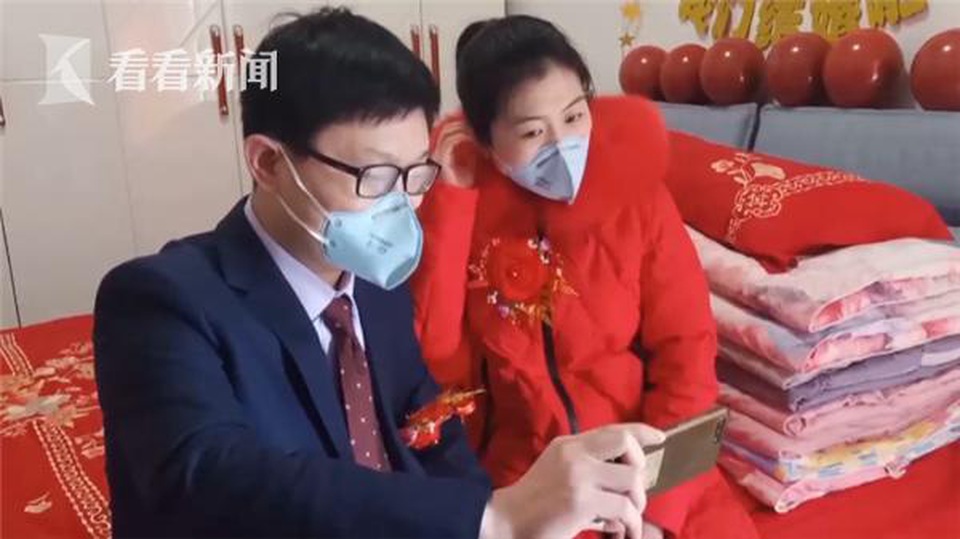 Đám cưới thời dịch corona: Cô dâu, chú rể và quan khách đều đeo khẩu trang kín mít - 5 Đám cưới thời dịch corona: Cô dâu, chú rể và quan khách đều đeo khẩu trang kín mít - 5
