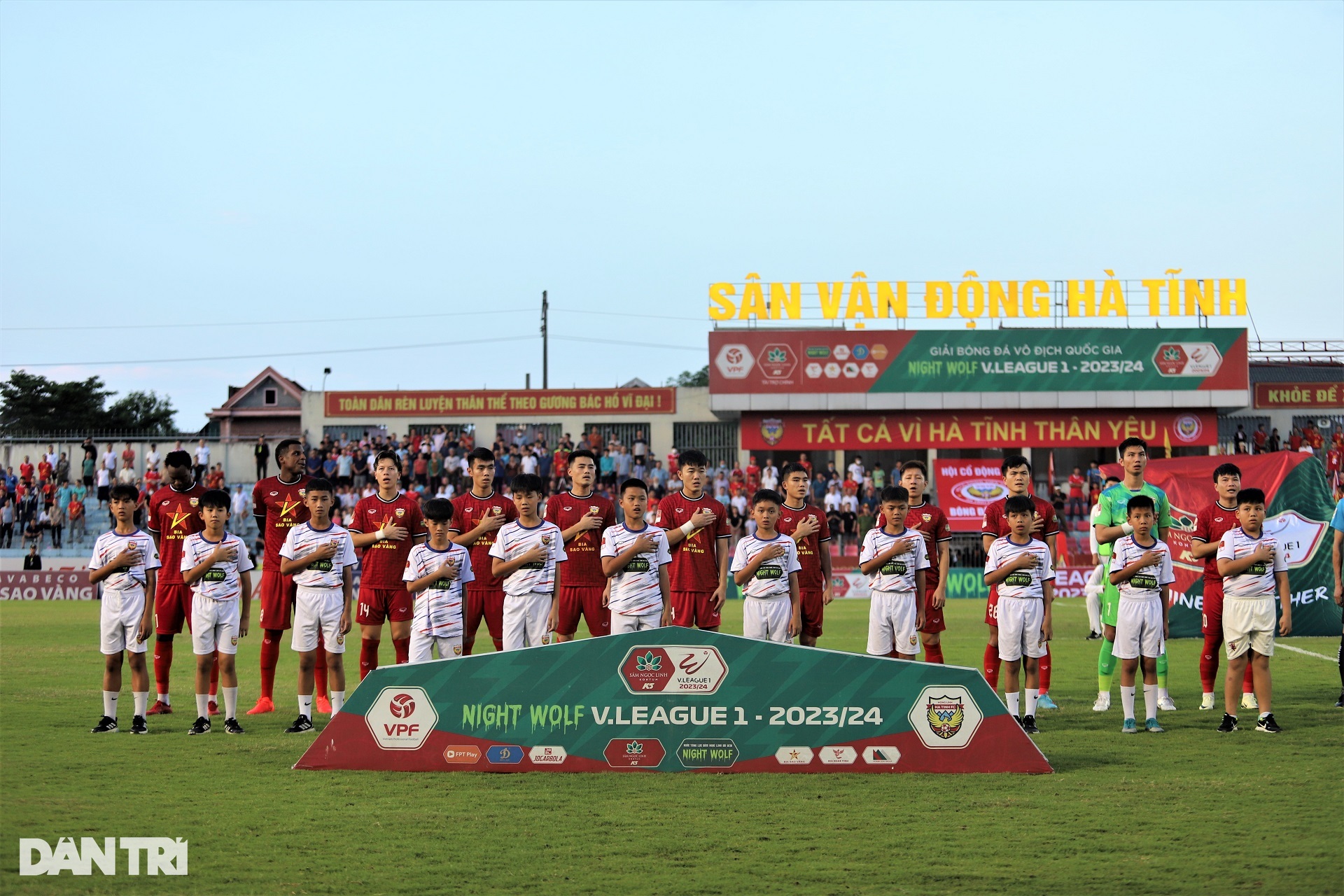 Hồng Lĩnh Hà Tĩnh rượt đuổi tỷ số kịch tính Hà Nội FC trong trận hòa 2-2 - 2 Hồng Lĩnh Hà Tĩnh rượt đuổi tỷ số kịch tính Hà Nội FC trong trận hòa 2-2 - 2