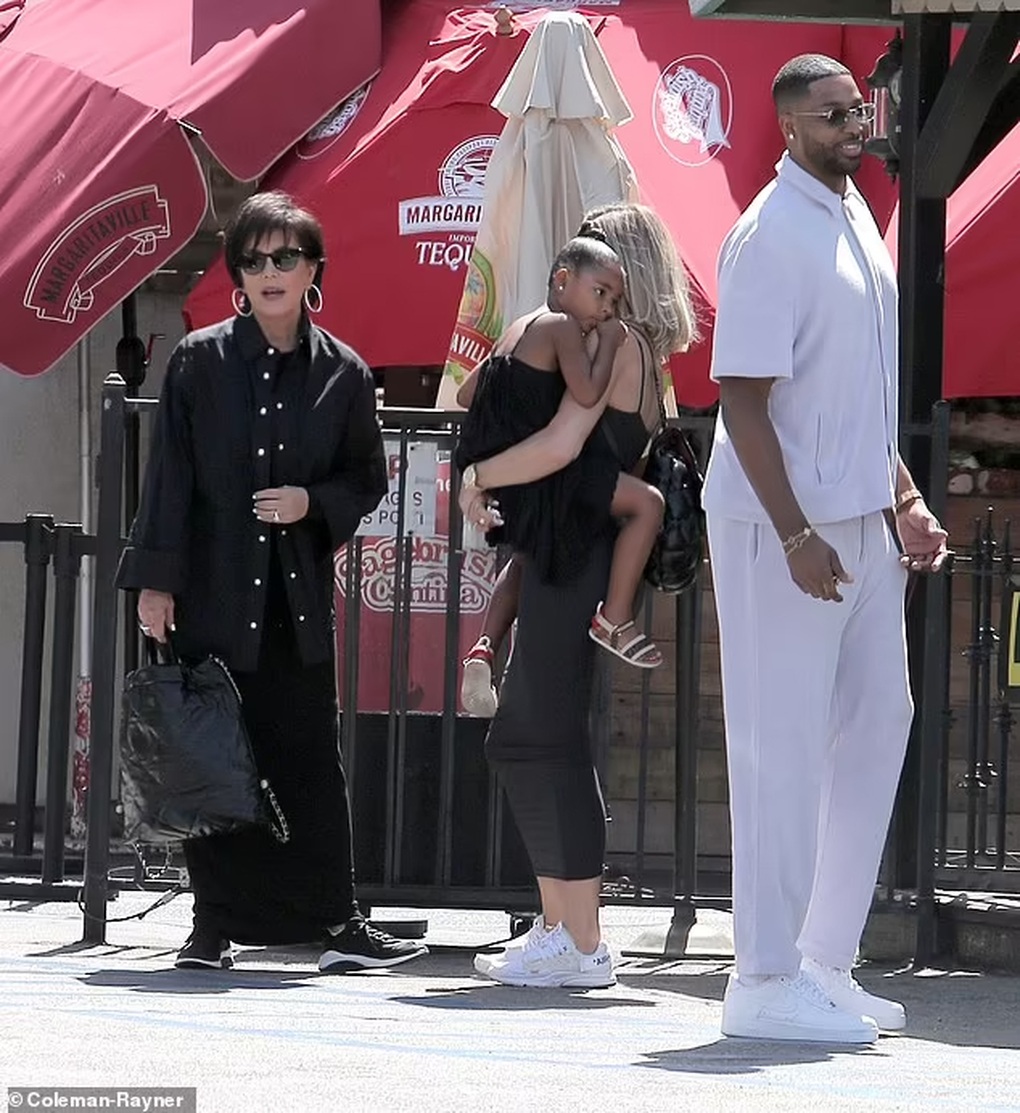 Khlóe Kardashian bất ngờ tái ngộ phi công trẻ bội bạc - 2 Khlóe Kardashian bất ngờ tái ngộ phi công trẻ bội bạc - 2