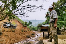 Dự án làm đường hơn 800 tỷ, dân khốn khổ vì nhà "treo" trên núi