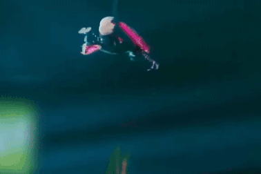 Suni Hạ Linh đu dây cao 10m khiến dàn "chị đẹp" Trung Quốc hoảng hốt