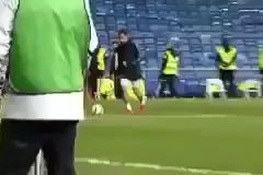 Con trai C.Ronaldo phô diễn kỹ năng “xe đạp chổng ngược”