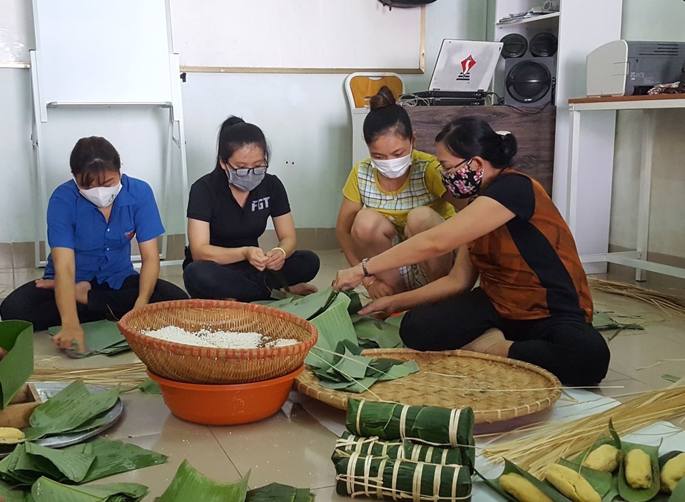 Đắk Lắk: Thầy giáo gói cả trăm chiếc bánh chưng gửi vào khu cách ly - 2 Đắk Lắk: Thầy giáo gói cả trăm chiếc bánh chưng gửi vào khu cách ly - 2