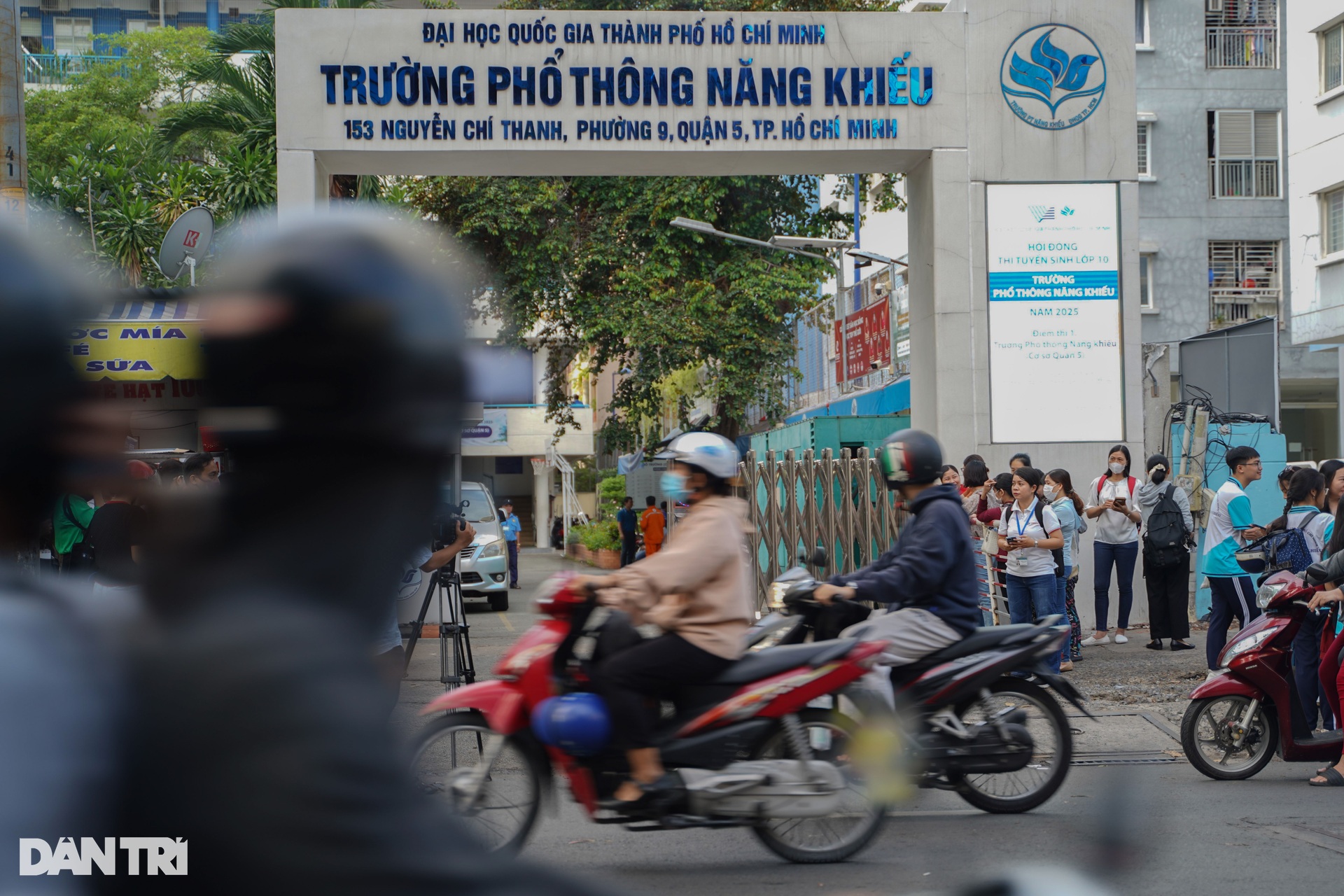 បេក្ខជនជាង 3,500 នាក់ប្រកួតប្រជែងដើម្បីចូលរៀនថ្នាក់ទី 10 នៅវិទ្យាល័យអំណោយ - 11 Hơn 3.500 thí sinh tranh suất vào lớp 10 Trường Phổ thông Năng khiếu - 11