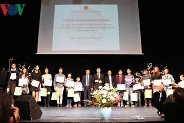 Vinh danh sinh viên, học sinh xuất sắc người Việt tại Séc