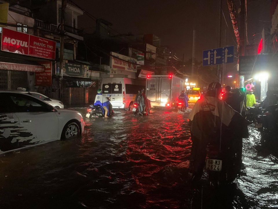 Mưa tối trời, Sài Gòn ngập nặng, kẹt xe đến tận nửa đêm - 15 Mưa tối trời, Sài Gòn ngập nặng, kẹt xe đến tận nửa đêm - 15
