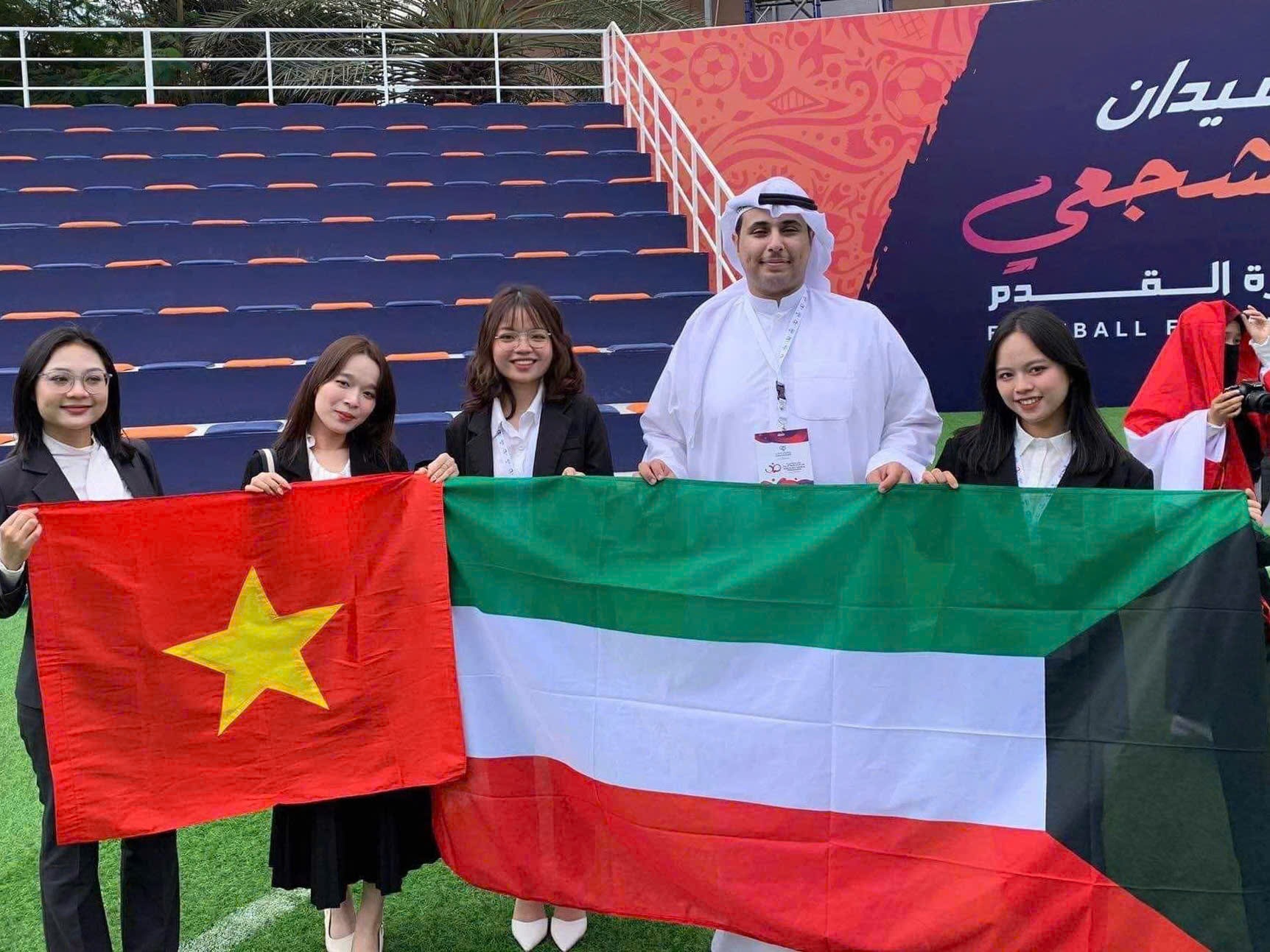 Bourse mémorable pour une major de promotion de la filière linguistique la plus difficile au monde - 3 Suất học bổng đáng nhớ của nữ thủ khoa ngành ngôn ngữ khó bậc nhất thế giới - 3
