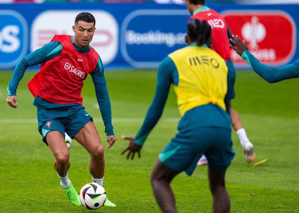 C.Ronaldo's shocking training session, fans climbed into the field and caused chaos - 8