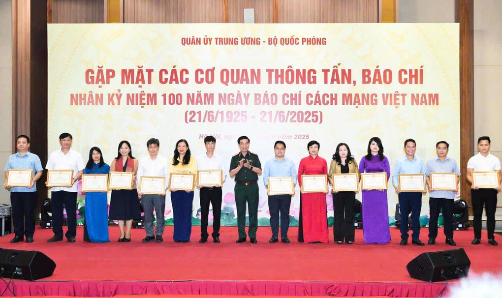 Báo Dân trí vinh dự nhận Bằng khen của Bộ trưởng Bộ Quốc phòng - 2 Báo Dân trí vinh dự nhận Bằng khen của Bộ trưởng Bộ Quốc phòng - 2