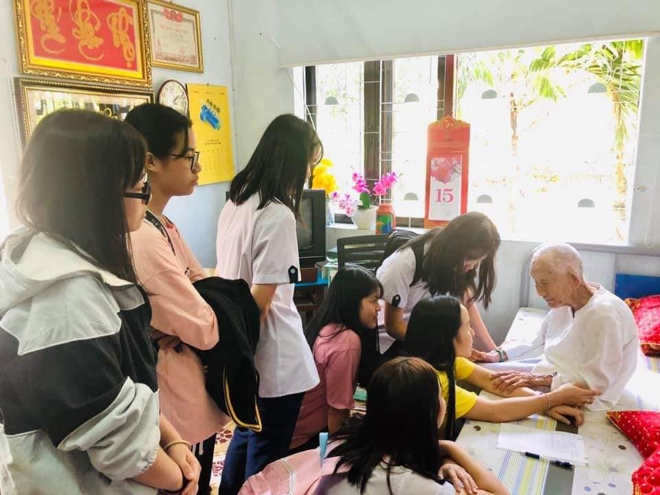 Thầy trò “lăn xả” làm thiện nguyện ngày cuối năm - 4 Thầy trò “lăn xả” làm thiện nguyện ngày cuối năm - 4