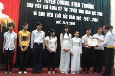 Đại học Huế tôn vinh 11 thủ khoa