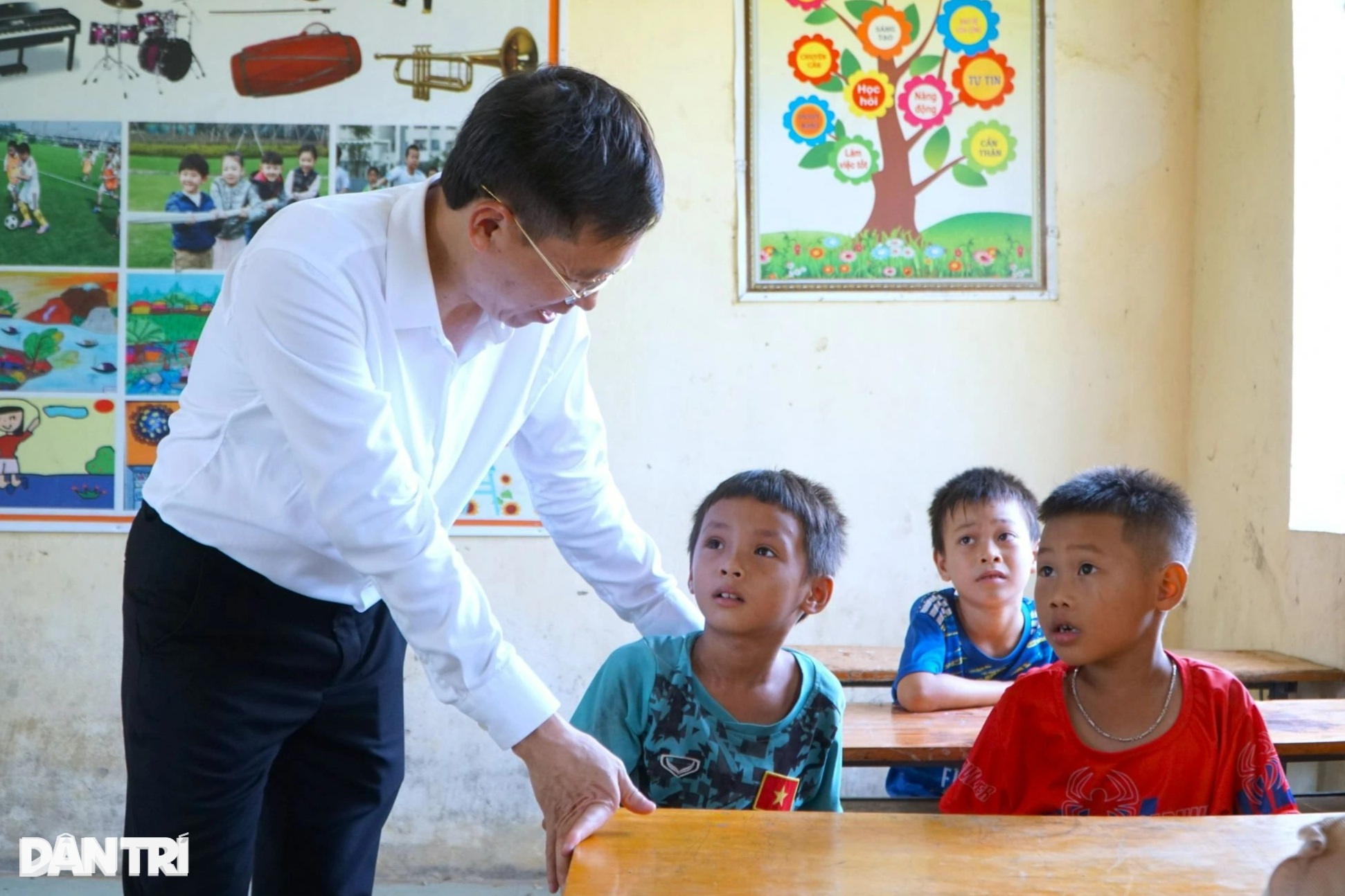 Nhà báo Nguyễn Xuân Toàn thăm hỏi, động viên học sinh ở điểm trường Xem Đót (Ảnh:Thanh Tùng).