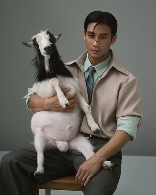 Người đàn ông đẹp trai nhất thế giới năm 2021 vừa cưới vợ - 10