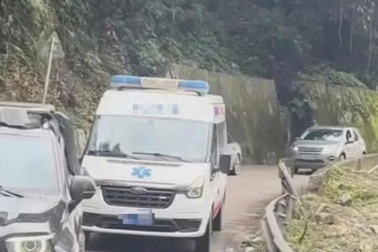 Xe cứu thương hộ tống khách du lịch, hú còi inh ỏi xin đường gây bức xúc