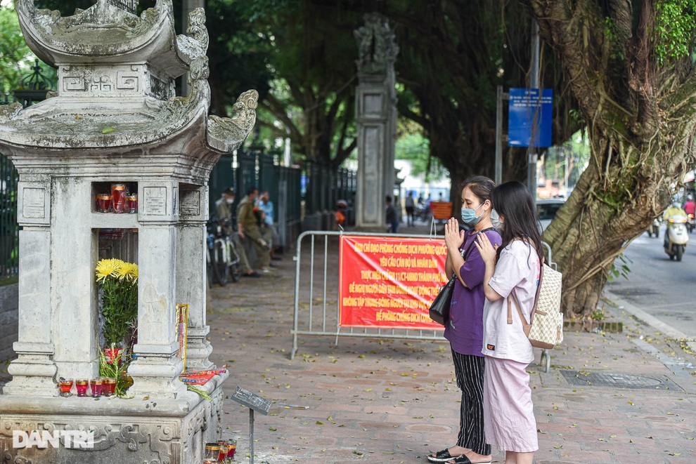 Sĩ tử, phụ huynh xếp hàng vái vọng, đốt vàng mã cầu may ngoài cổng Văn Miếu - 6 Sĩ tử, phụ huynh xếp hàng vái vọng, đốt vàng mã cầu may ngoài cổng Văn Miếu - 6