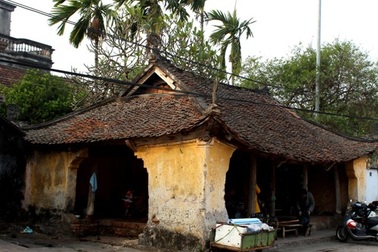 La cà, nhâm nhi quà vặt trên đất hai vua