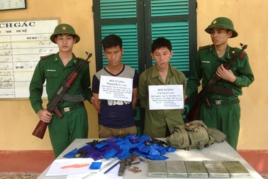 Bắt hai thanh niên Lào mang súng K54 vận chuyển ma túy vào Việt Nam