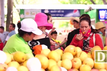 Bán với giá 20.000 vnđ, du khách thờ ơ với túi cói